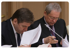 Minister of Regional Development Viktor Basargin, left, and Minister of Energy Sergei Shmatko, right, during a conference call on preparations for the 2009-2010 heating season|5 october, 2009|16:53