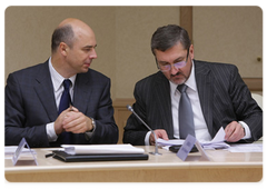 Deputy Finance Minister Anton Siluanov, left, and Head of the Federal Tariff Service Sergei Novikov, right, during a conference call held by Prime Minister Vladimir Putin|5 october, 2009|16:53