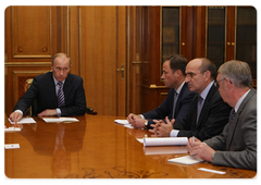 Prime Minister Vladimir Putin during a meeting with Avtovaz executives and shareholders|5 october, 2009|20:07