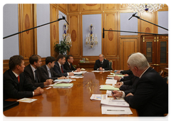 Prime Minister Vladimir Putin at a meeting to discuss associated petroleum gas processing and Russia’s system of natural gas pipelines|10 november, 2009|19:06