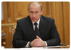 Председатель Правительства Российской Федерации В.В.Путин провел совещание по вопросу развития переработки попутного газа и газотранспортной системы|10 ноября, 2009|19:06