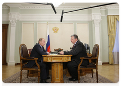 Prime Minister Vladimir Putin meeting with the Head of the Federal Customs Service, Andrei Belyaninov|13 november, 2009|15:59