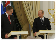 Following bilateral talks, Prime Minister Vladimir Putin and Slovak Prime Minister Robert Fico delivering their statements to the press|16 november, 2009|14:58