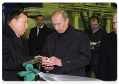 Prime Minister Vladimir Putin visiting an oil refinery and a natural gas processing plant, both of which convert natural resources into products of value, in the city of Nizhnekamsk, Tatarstan|17 november, 2009|20:07