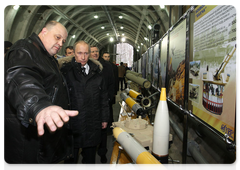 Prime Minister Vladimir Putin at the Machine-Building Design Bureau in Kolomna to inspect armaments and military hardware|18 november, 2009|14:28