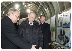 Prime Minister Vladimir Putin at the Machine-Building Design Bureau in Kolomna to inspect armaments and military hardware|18 november, 2009|14:28