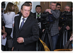 Первый заместитель Председателя Правительства Российской Федерации В.А.Зубков перед заседанием Наблюдательного совета Внешэкономбанка|19 ноября, 2009|15:57