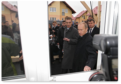 В.В.Путин, находящийся в Санкт-Петербурге с рабочей поездкой, посетил жилой район «Новая Ижора», где осмотрел малоэтажные дома для военнослужащих