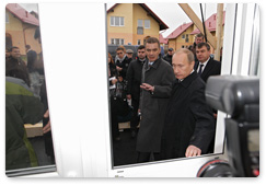 В.В.Путин, находящийся в Санкт-Петербурге с рабочей поездкой, посетил жилой район «Новая Ижора», где осмотрел малоэтажные дома для военнослужащих