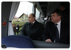 В.В.Путин, находящийся в Санкт-Петербурге с рабочей поездкой, посетил жилой район «Новая Ижора», где осмотрел малоэтажные дома для военнослужащих|23 ноября, 2009|13:49