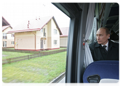 В.В.Путин, находящийся в Санкт-Петербурге с рабочей поездкой, посетил жилой район «Новая Ижора», где осмотрел малоэтажные дома для военнослужащих|23 ноября, 2009|13:49