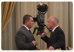 Deputy Prime Minister Igor Sechin and Deputy Head of the Government Executive Office Dmitry Ryzhkov at the Government meeting|24 november, 2009|17:05