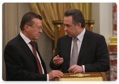 First Deputy Prime Minister Viktor Zubkov and Minister of Sports, Tourism and Youth Policy Vitaly Mutko at the Government meeting|24 november, 2009|17:05