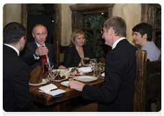 Prime Minister Vladimir Putin at an informal meeting with former Hungarian Prime Minister Ferenc Gyurcsány at a Moscow Ukrainian restaurant|24 november, 2009|21:07