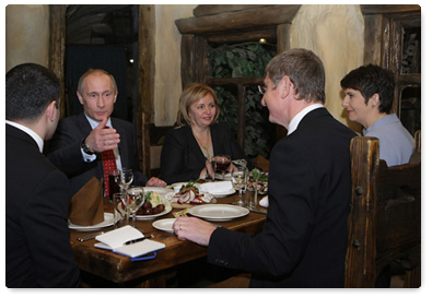 Prime Minister Vladimir Putin met informally with former Hungarian Prime Minister Ferenc Gyurcsány at a Moscow Ukrainian restaurant