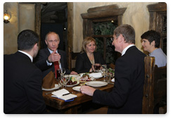 Prime Minister Vladimir Putin met informally with former Hungarian Prime Minister Ferenc Gyurcsány at a Moscow Ukrainian restaurant