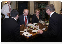 Prime Minister Vladimir Putin at an informal meeting with former Hungarian Prime Minister Ferenc Gyurcsány at a Moscow Ukrainian restaurant|24 november, 2009|21:07