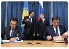 A number of bilateral agreements were signed in the presence of Prime Minister Vladimir Putin and his Kazakh counterpart Karim Masimov after their meeting in Yalta|20 november, 2009|13:56