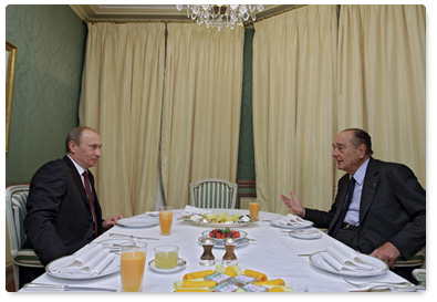 В.В.Путин, находящийся во Франции с рабочим визитом, перед началом официальной программы позавтракал с экс-Президентом Франции Жаком Шираком