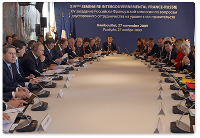 Prime Minister Vladimir Putin and his French counterpart Francois Fillon met with Russian and French businessmen