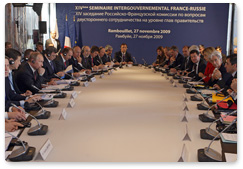 Prime Minister Vladimir Putin and his French counterpart Francois Fillon met with Russian and French businessmen