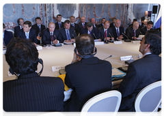 Prime Minister Vladimir Putin and his French counterpart Francois Fillon meeting with Russian and French businessmen|27 november, 2009|19:16