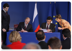 Prime Minister Vladimir Putin and French Prime Minister Francois Fillon signing the summary document of the 14th session of the Russian-French Commission|27 november, 2009|19:41