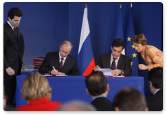Prime Minister Vladimir Putin and French Prime Minister Francois Fillon signed the summary document of the 14th session of the Russian-French Commission