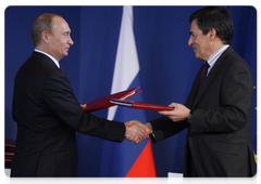 В.В.Путин и Премьер-министр Французской Республики Ф.Фийон подписали Итоговый документ XIV заседания Российско-Французской комиссии по вопросам двустороннего сотрудничества на уровне глав правительств|27 ноября, 2009|19:43