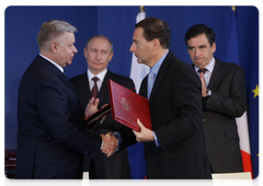 Prime Minister Vladimir Putin and French Prime Minister Francois Fillon signing the summary document of the 14th session of the Russian-French Commission|27 november, 2009|19:45
