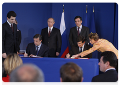 Prime Minister Vladimir Putin and French Prime Minister Francois Fillon signing the summary document of the 14th session of the Russian-French Commission|27 november, 2009|19:46