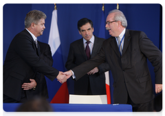 Prime Minister Vladimir Putin and French Prime Minister Francois Fillon signing the summary document of the 14th session of the Russian-French Commission|27 november, 2009|19:55