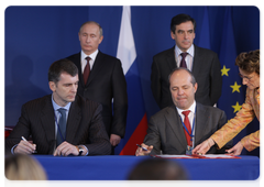 Prime Minister Vladimir Putin and French Prime Minister Francois Fillon signing the summary document of the 14th session of the Russian-French Commission|27 november, 2009|19:56