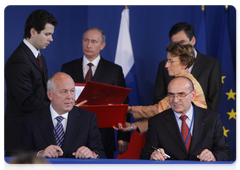 Prime Minister Vladimir Putin and French Prime Minister Francois Fillon signing the summary document of the 14th session of the Russian-French Commission|27 november, 2009|19:58