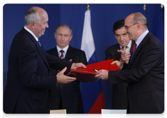 Prime Minister Vladimir Putin and French Prime Minister Francois Fillon signing the summary document of the 14th session of the Russian-French Commission|27 november, 2009|19:59