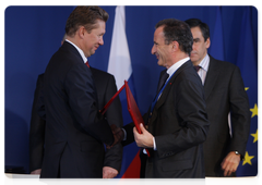 Prime Minister Vladimir Putin and French Prime Minister Francois Fillon signing the summary document of the 14th session of the Russian-French Commission|27 november, 2009|20:00