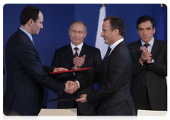 Prime Minister Vladimir Putin and French Prime Minister Francois Fillon signing the summary document of the 14th session of the Russian-French Commission|27 november, 2009|20:03