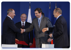 Prime Minister Vladimir Putin and French Prime Minister Francois Fillon signing the summary document of the 14th session of the Russian-French Commission|27 november, 2009|20:05