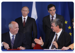 Prime Minister Vladimir Putin and French Prime Minister Francois Fillon signing the summary document of the 14th session of the Russian-French Commission|27 november, 2009|20:06
