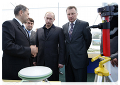 В.В.Путин перед проведением совещания по вопросам подготовки к саммиту АТЭС 2012 года во Владивостоке с борта катера осмотрел как уже строящиеся объекты, так и будущие места строительства|12 октября, 2009|15:37