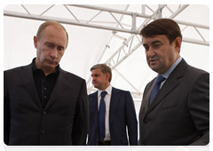 В.В.Путин, прибывший с рабочей поездкой в Дальневосточный федеральный округ, ознакомился с ходом работ по реконструкции аэропорта «Кневичи» во Владивостоке|12 октября, 2009|15:49