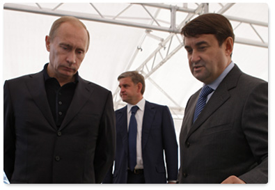В.В.Путин, прибывший с рабочей поездкой в Дальневосточный федеральный округ, ознакомился с ходом работ по реконструкции аэропорта «Кневичи» во Владивостоке