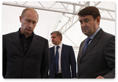 В.В.Путин, прибывший с рабочей поездкой в Дальневосточный федеральный округ, ознакомился с ходом работ по реконструкции аэропорта «Кневичи» во Владивостоке