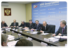 Prime Minister Vladimir Putin chairing a meeting on defence industry issues at the Energomash Research Labs in Khimki|30 november, 2009|17:55