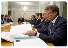 Vladimir Putin chairing an economic meeting|3 november, 2009|12:30