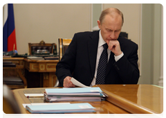 Vladimir Putin chairing an economic meeting|3 november, 2009|12:30