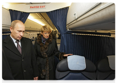 Vladimir Putin examining new Tu-214 airliner before leaving St Petersburg|26 november, 2009|13:31