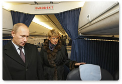 Prime Minister Vladimir Putin examined new Tu-214 airliner before leaving St Petersburg