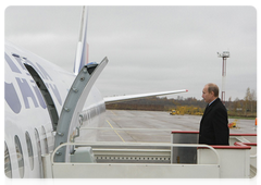 Vladimir Putin examining new Tu-214 airliner before leaving St Petersburg|26 november, 2009|13:31