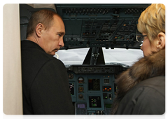 Председатель Правительства Российской Федерации В.В.Путин перед отлетом из Санкт-Петербурга осмотрел новый самолет Ту-214|26 ноября, 2009|13:31